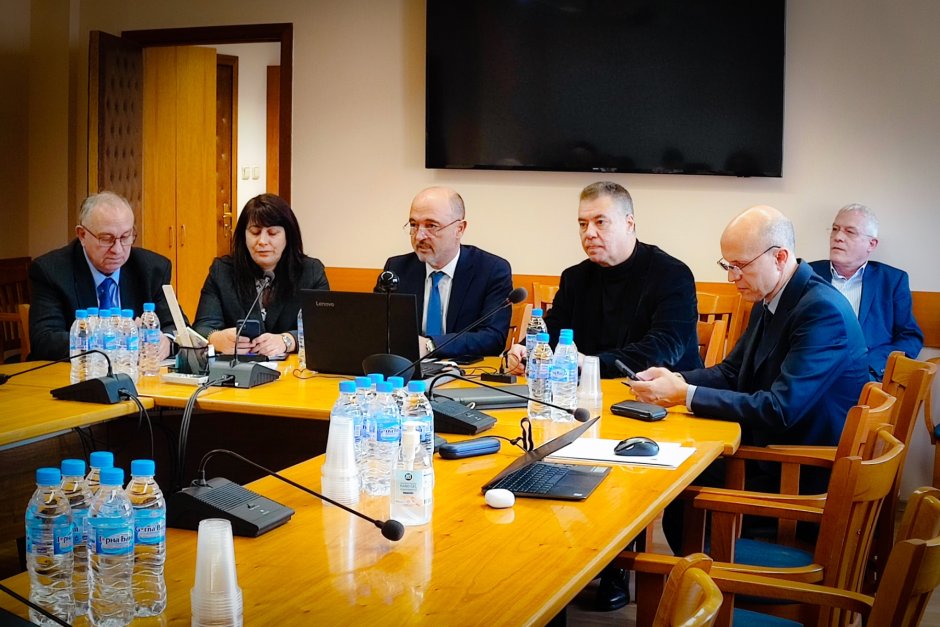 На снимката: Министърът на здравеопазването иззе водещата роля в преговорите между БЛС и НЗОК. Управителят на НЗОК проф. Петко Салчев наблюдава преговорите на заден план.