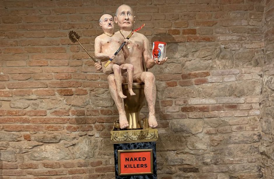 Статуята на голия Путин върху златна тоалетна се продава на търг