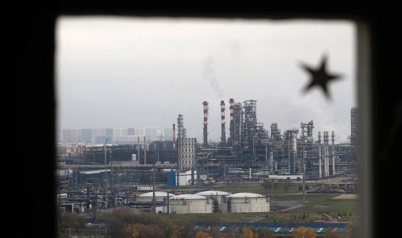 Изглед към рафинерията Газпромнефт в Москва. Снимка: ЕПА/БГНЕС