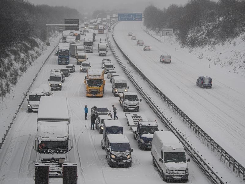 Сняг и лед затрудниха пътуването във Великобритания