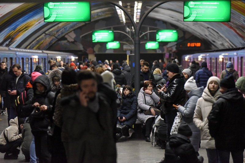 Жители на Киев се крият в станция на метрото