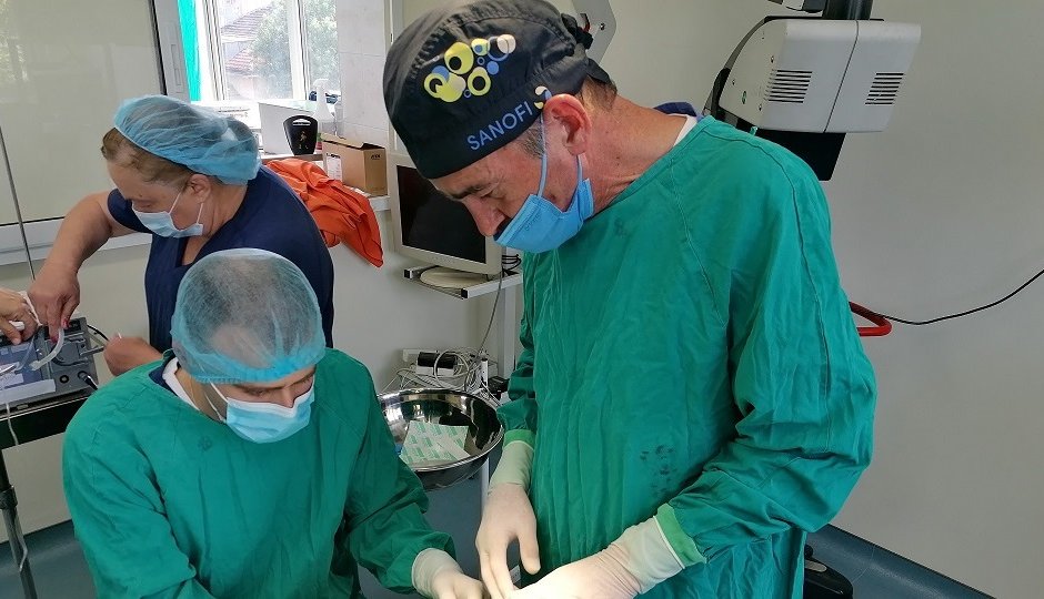 Доц. Попов (вляво) по време на операция.