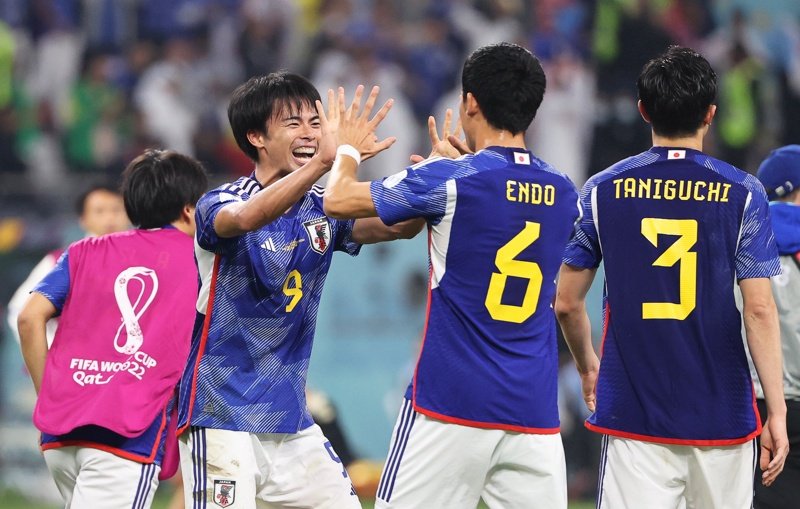 Ликуващите футболисти на Япония