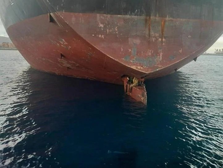Трима мигранти стигнаха Канарските острови след 11 дни върху перото на руля на танкер