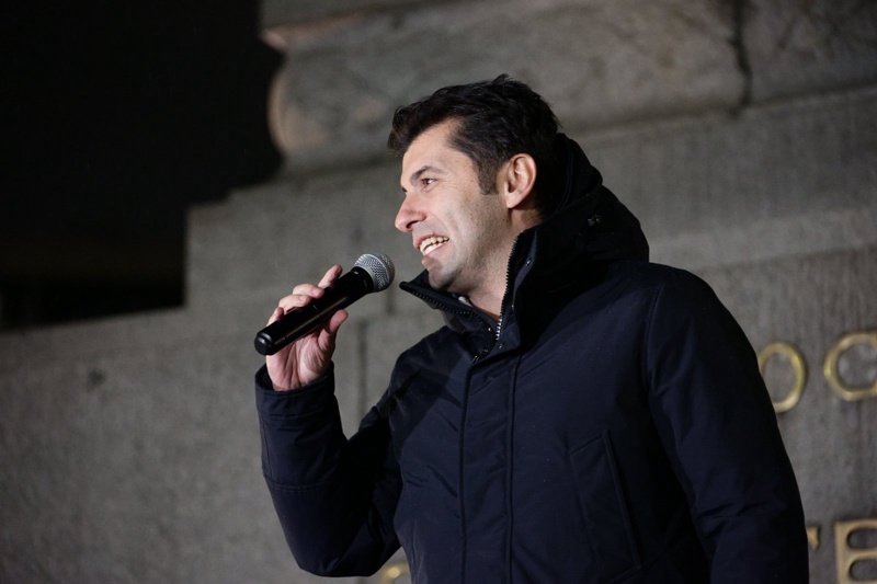 Кирил Петков говори на гражданския протест в София срещу връщането на хартините бюлетини. БГНЕС 