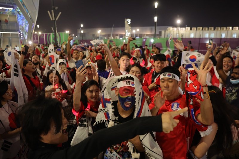 Феновете на Южна Корея ликуват след победата над Португалия, сн. ЕПА/БГНЕС