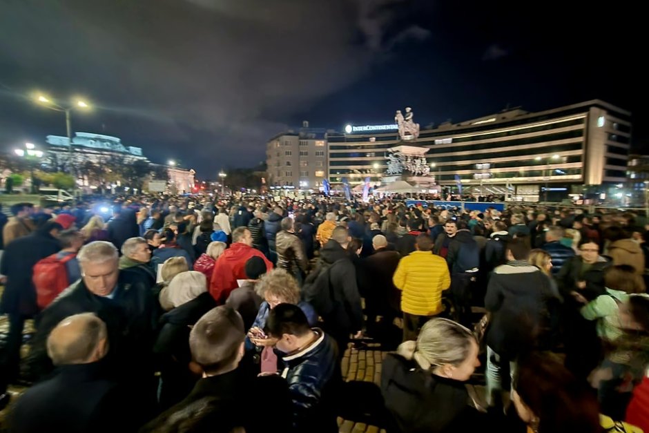 Хиляди протестираха в София срещу връщането на хартиената бюлетина (Видео)