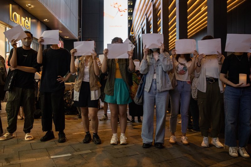 Хонконг: бдение за жертвите на политиката на Китай за нулева COVID и жертвите на пожара в Урумчи, сн. ЕПА/БГНЕС