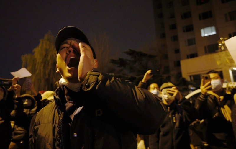 Протестиращи срещу Covid-мерките в Шанхай поискаха оставката на Си Цзинпин