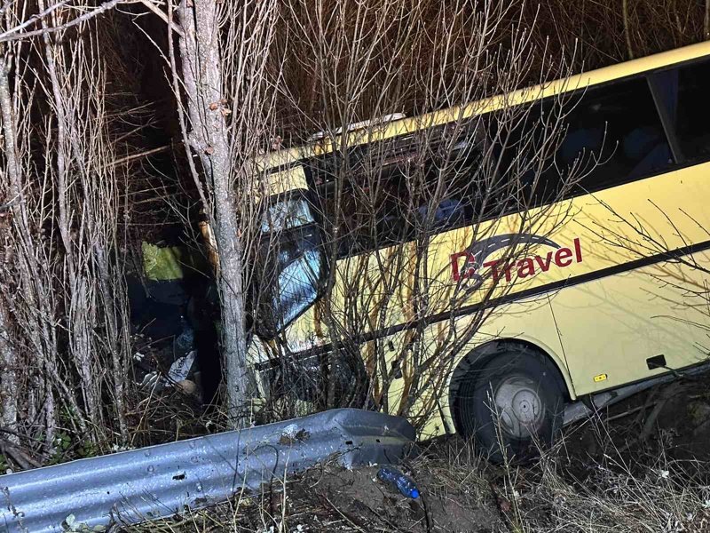 Разследващите работят по 2 версии за автобусната катастрофа край Младиново