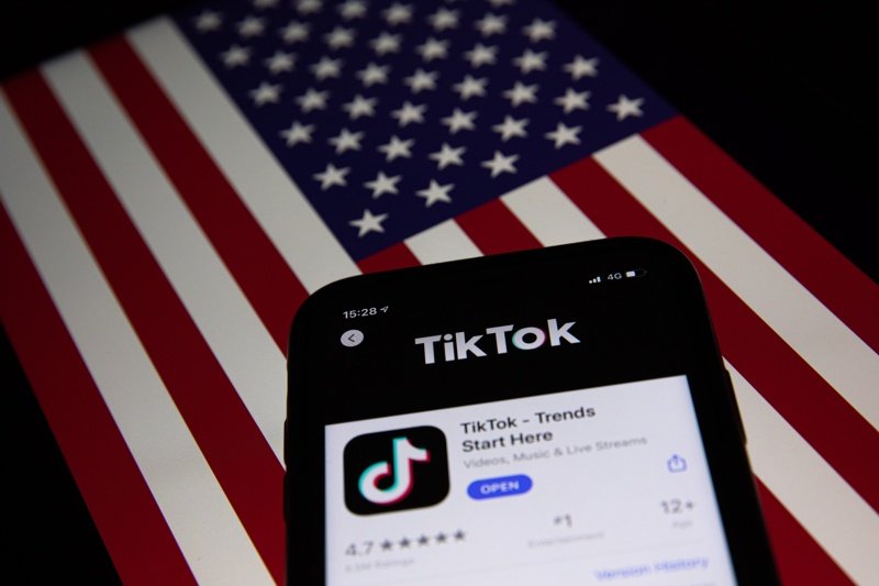 Американски конгресмени предлагат забрана на "ТикТок"