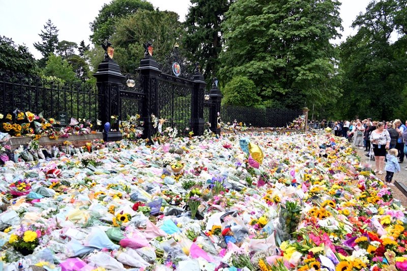 Британците затрупаха с цветя паркове и дворци в памет на любимата си кралица, сн. ЕПА/БГНЕС