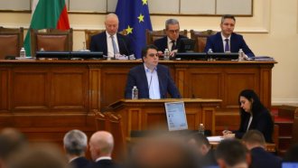 Депутатите обсъждат дали да задължат правителството да внесе бюджет