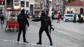 Осем полицаи пострадаха при взрив на кола бомба в Турция