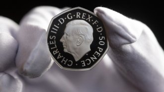 Първите монети с лика на британския крал Чарлз III влизат в обращение днес