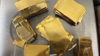 Митничари откриха 3.7 кг злато в джобовете на турски тираджия