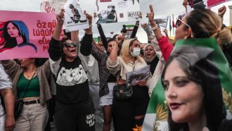 Някои елементи на протестното движение в Иран загатват за "зараждащ се бунт"