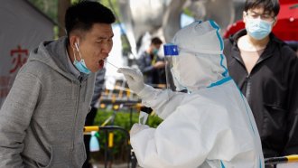 Гневът срещу ковид мерките в Китай расте заради кадрите със зрители без маски от Мондиала