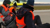 Климатични активисти се залепиха за летищни писти в Берлин и Мюнхен