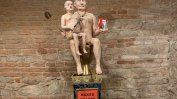 Статуята на голия Путин върху златна тоалетна се продава на търг