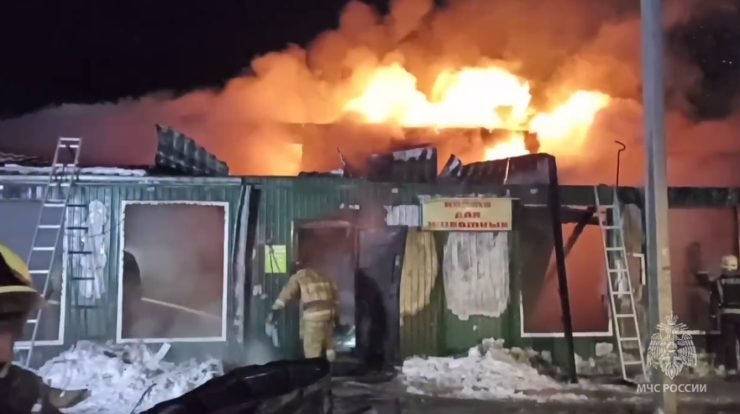 Над 20 души загинаха при пожар в незаконен дом за възрастни в Русия (видео)