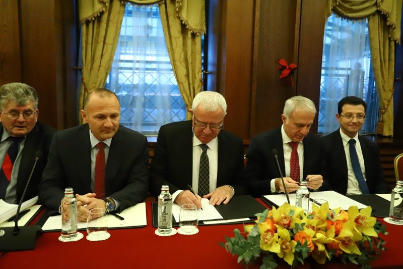 Георги Кирков и Азиз Даг (двамата в средата) подписаха договора, сн. Mediapool