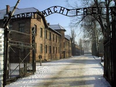 Концентрационният лагер Аушвиц, организиран от нацистка Германия в окупираната част от Полша