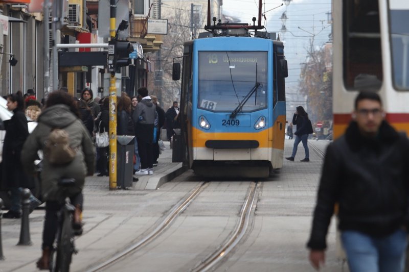 Трамвай аварира на пл. "Славейков" заради пешеходец