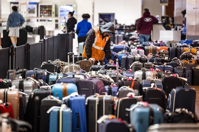 Стотици куфари остават непотърсени на летището в Балтимор до Вашингтон, след като Southwest Airlines отмениха хиляди полети. Снимка: ЕПА/БГНЕС