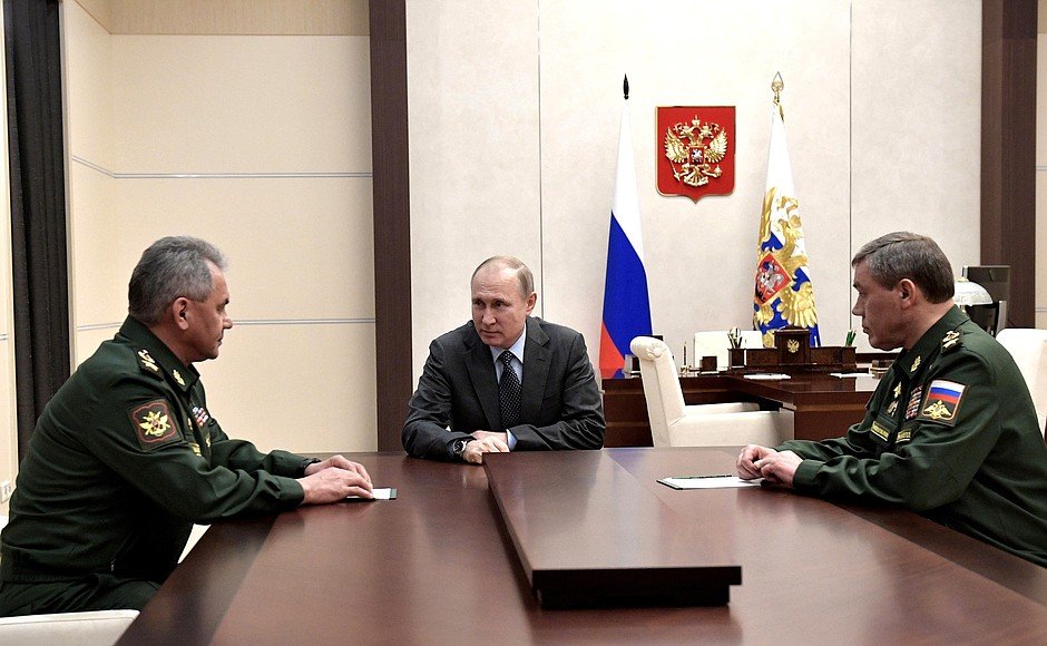 Владимир Путин с министъра на отбраната Сергей Шойгу (ляво) и генерал Валери Герасимов