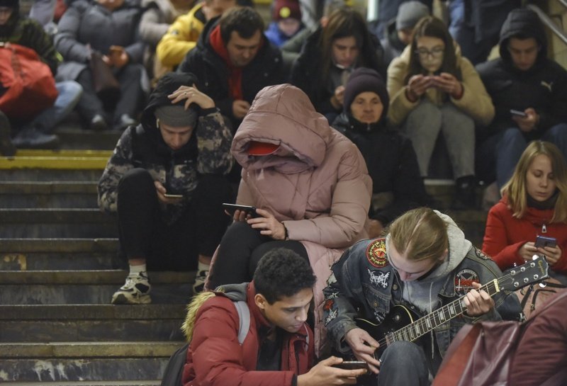 31 декември 2022 г. Жителите на Киев се укриват в метростанция по време на въздушна тревога. Снимка: ЕПА/БГНЕС