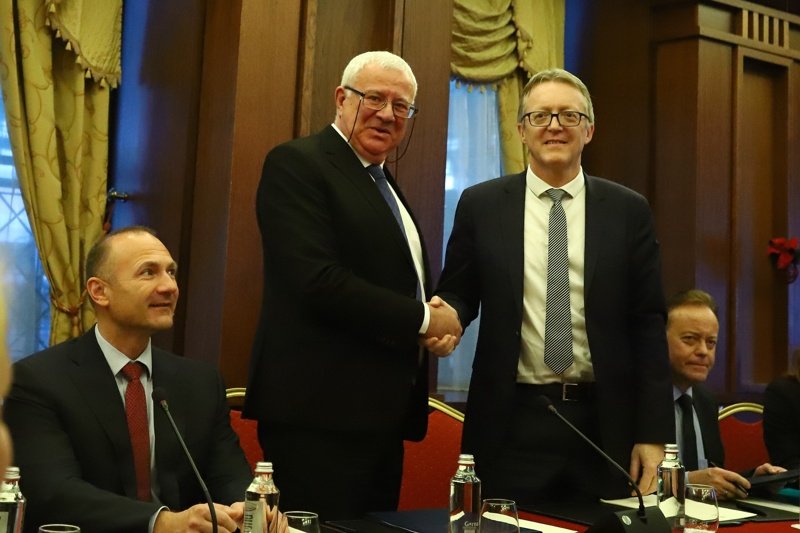 Георги Кирков (вляво) и Лионел Геф подписаха споразумението, което след месец трябва да стане договор, сн. БГНЕС