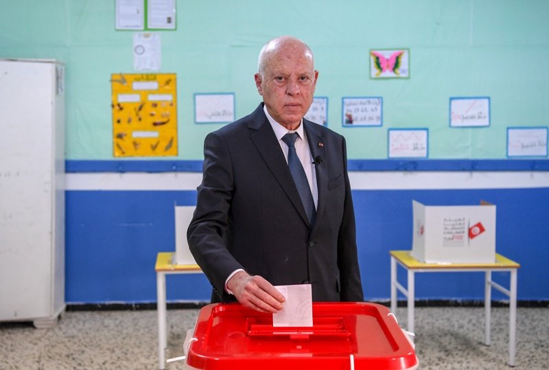 Президентът Каис Сайед дава гласа си на изборите. Снимка: ЕПА/БГНЕС