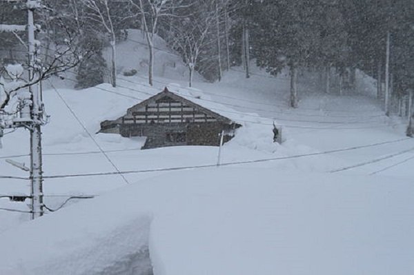 Обилен снеговалеж в Северна Япония блокира движението и взе 3 жертви
