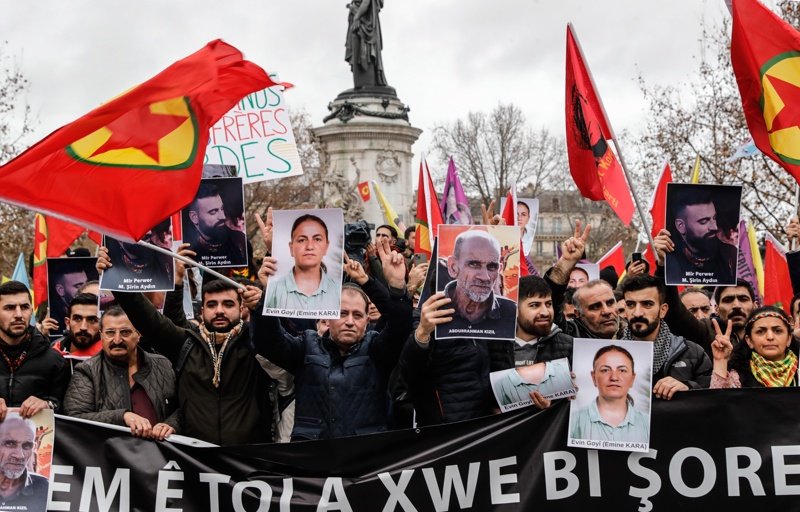 Кюрди протестираха в Париж след убийствата в петък