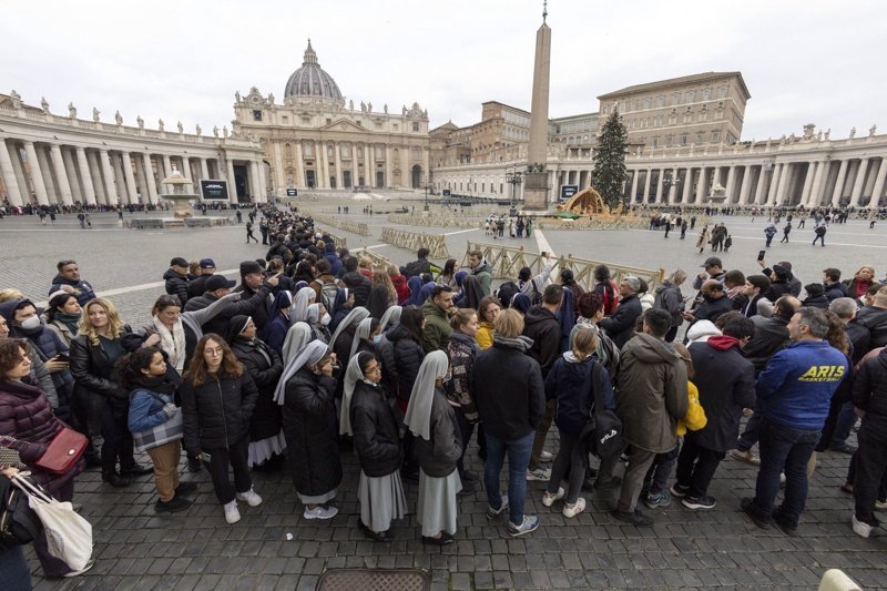 Монахини, свещеници и вярващи чакат на опашка да отдадат почит на покойния папа Бенедикт XVI. Снимка ЕПА/БГНЕС