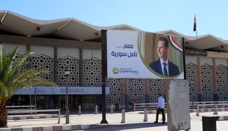 Билборд със сирийския предзидент Башар Асад пред сградата на международното летище в Дамаск. Снимка ЕПА/БГНЕС