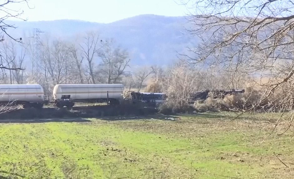 Изтеглят се последните цистерни от делайлираия край Пирот влак