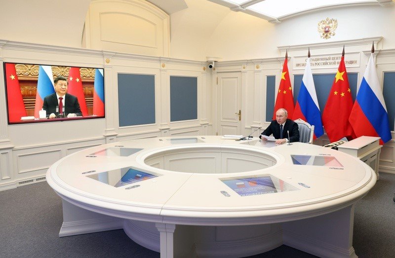 Руският президент Владимир Путин разговаря по видеоконферентна връзка с китайския си колега Си Дзинпин. Снимка: ЕПА/БГНЕС