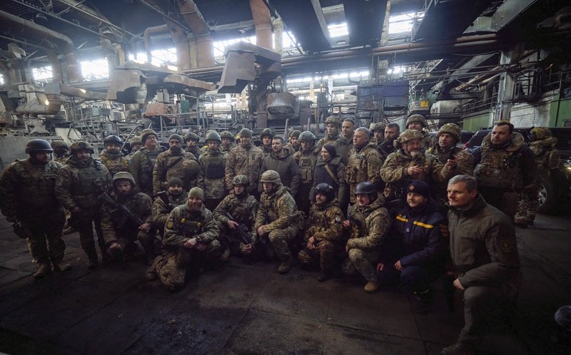 Украински защитници на Бахмут се снимат във вторник с президента Зеленски, Сн. ЕПА/БГНЕС