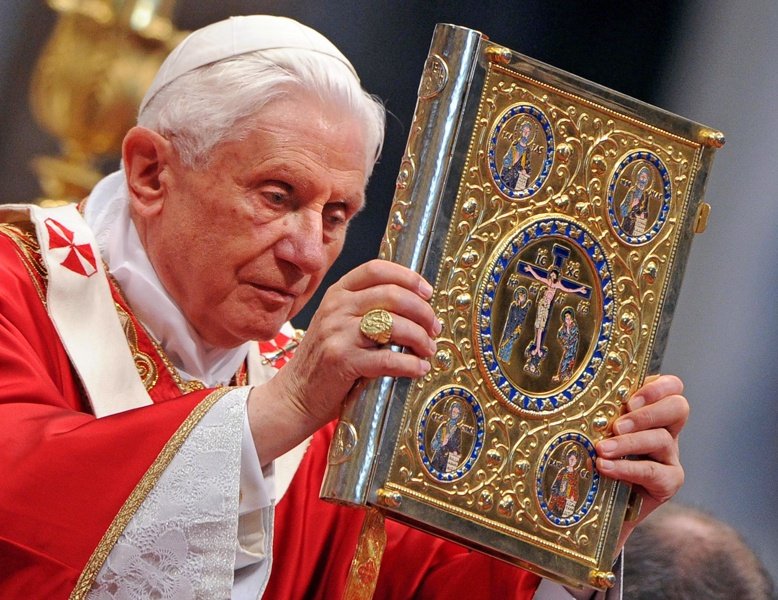 Бившият папа Бенедикт XVI почина на 95 години (Обновена)