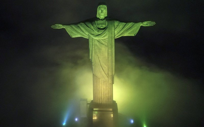 Статуята на Христос грейна в златисто и зелено. Тридневен траур за сбогуване с Пеле