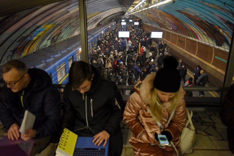 Граждани на Киев се крият в метрото по време на масираните руски удари в четвъртък. Снимка: ЕПА/БГНЕС