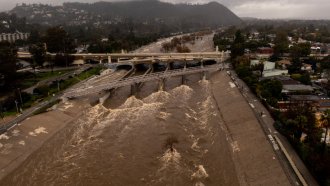 Бури и дъждове оставиха стотици хиляди в Калифорния без ток
