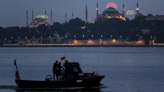 Четирима пострадали при срутване на платформа на луксозен ресторант в Истанбул