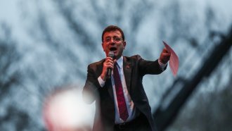 Лидерът на най-голямата опозиционна партия в Турция обвини правителството, че заговорничи срещу кмета на Истанбул