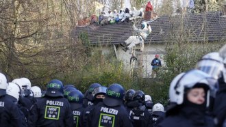 Екоактивисти са барикадирали в тунели в германско село готвено за разрушаване