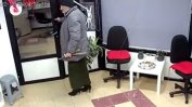 С пола и токчета. Мъж обра фризьорски салон във Варна