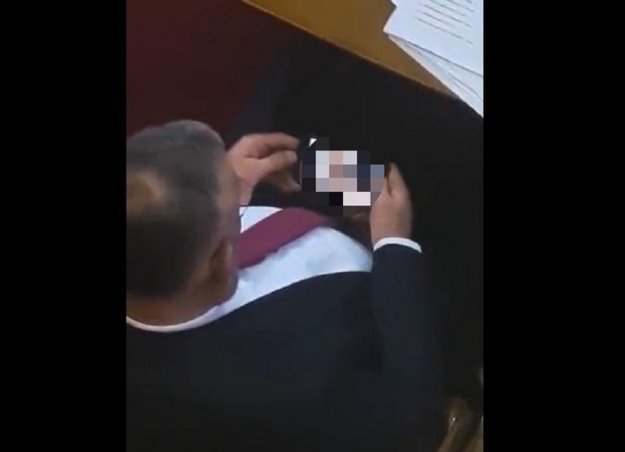 Сръбски депутат бе хванат да гледа порно по време на дебата за Косово