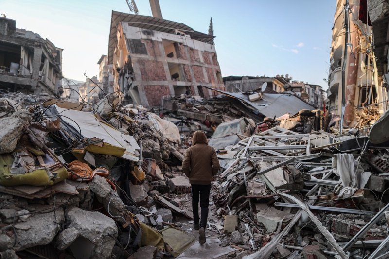Турция издаде заповеди за арест на 131 души заради рухнали при земетресенията сгради